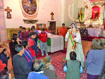 Las agrupaciones rindieron el primer homenaje.