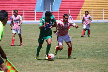 El defensa Wilber Méndoza, de Palmeiras, proteje la pelota de su rival.
