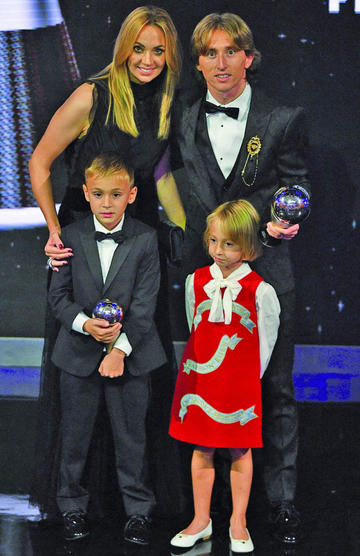 El jugador del Real Madrid posa con su familia.