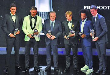 De izq. a der. Raphael Varane, Sergio Ramos, Florentino Pérez, Luka Modric, Marcelo,Thibaut Courtois.