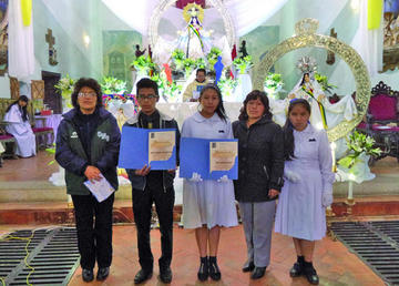 Estudiantes y maestros del Braun y Liceo Sucre muestran el nombramiento.