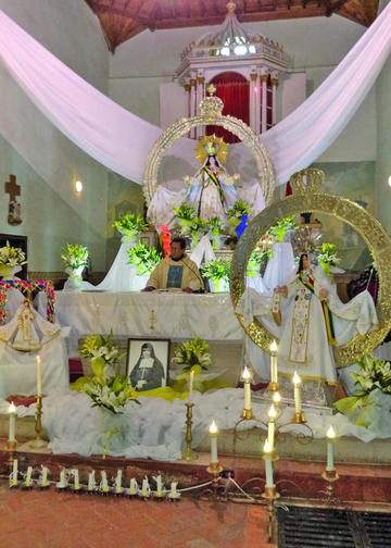El hermoso altar de la sagrada imagen.