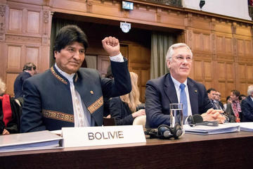 El mandatario Evo Morales Ayma junto al expresidente y actual agente de Bolivia, Eduardo Rodríguez Veltzé.