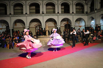 Los bailarines interpretaron el ritmo de la cueca.