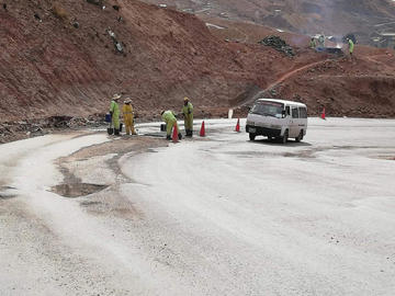 Trabajadores recapan la vía en Pailaviri