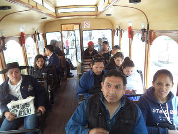 Los participantes en el bus durante el paseo turístico.