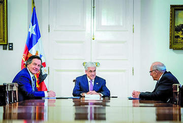 El presidente Piñera, junto a su canciller Ampuero y su agente Grossman.