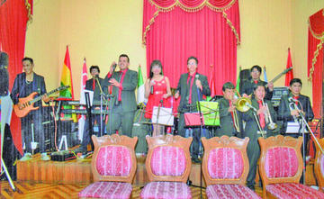 El grupo en una presentación.