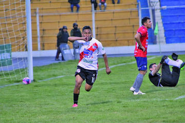 Ronald Gallegos (i) festeja el gol del triunfo.