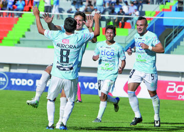 Los jugadores cochabambinos celebran el triunfo.