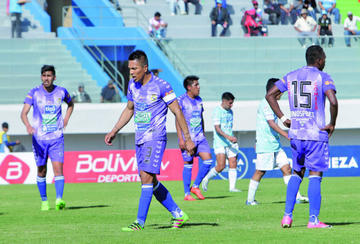 Los futbolistas potosinos abandonan el campo de juego.