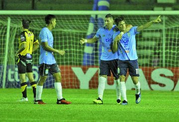 Leonardo Vaca (d) festeja el gol junto a sus compañeros.