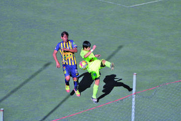 Lucas Méndez, de Rosario intenta quitar el balón a su rival.