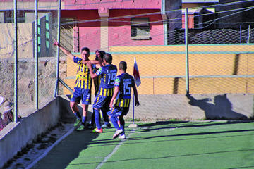 Los jugadores potosinos celebran el gol de Juan Pablo Filipuezuk.