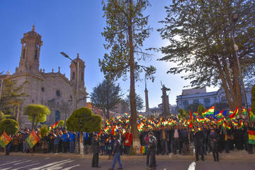 La plaza central con ciudadanos a la espera del fallo de la CIJ.