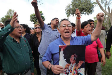 Simpatizantes del expresidente llegaron a su casa, ubicada en una zona residencial de la capital peruana.