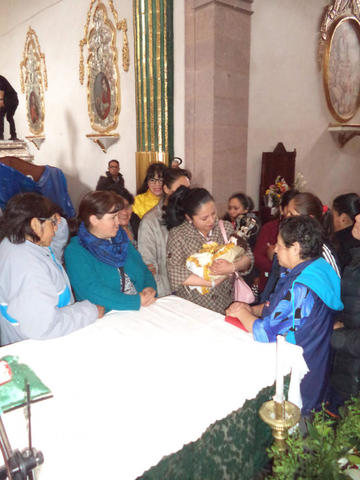 Las damas levantaron la imagen del niño Jesús.