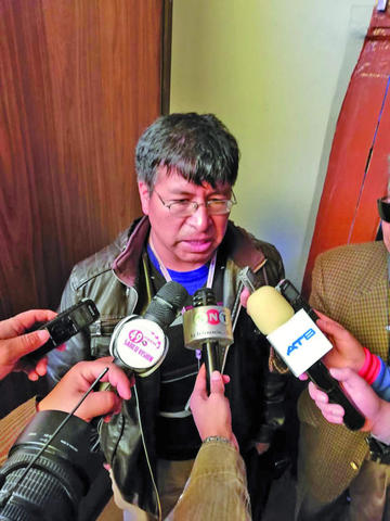 El médico Alfredo Achá en declaraciones a la prensa.