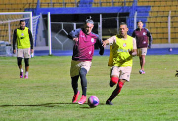 Miguel Quiroga  (c) será el encargado de destruir las jugadas del rival.