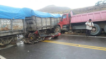 Chofer choca contra un tren de  carga y sobrevive al accidente