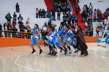 La U.E. Franciscano, de Potosí, campeón en básquet, da la vuelta olímpica.
