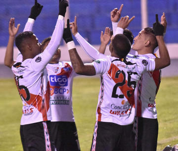 Los jugadores del cuadro potosino festejan uno de los goles.