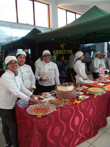 Los estudiantes ofrecieron sus productos.