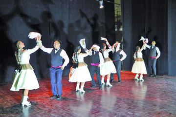 El grupo de bailarines de ArtFolDanz.