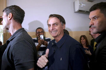 Es un excapitán del Ejército, tiene 63 años de edad, viene de una familia de origen italiano.