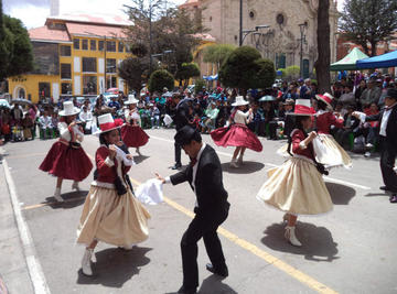 Bailan y cantan en el Día de la Cueca