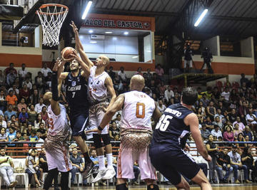 Cristhian Camargo trata de evadir la marca de sus rivales.