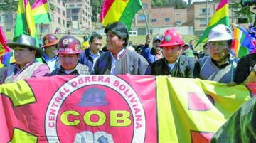 El presidente Evo Morales se sumó a la marcha de la COB por el Día de la Democracia.