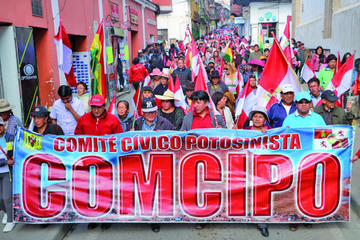 Los cívicos marcharon hasta la plaza 10 de Noviembre.