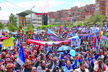 El MAS y  los movimientos sociales cerraron su movilización en la avenida Tinku.
