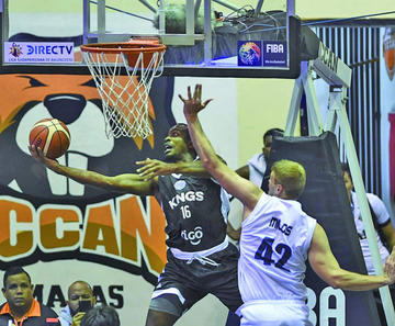 Milos Petkovic (d) trata de bloquear a Rodney Greed.