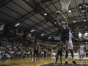 Agustín Ambrosino rescata el balón.