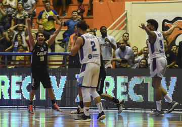 Ronald Arze festeja la victoria ante Piratas.