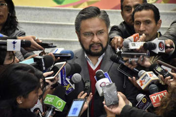 Consultas de reporteros molestaron al ministro Alfredo Rada.