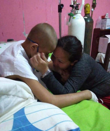 Presa por narcotráfico se reúne con su niño enfermo de cáncer