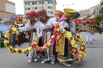 Grupos autóctonos bailan en el Ficult