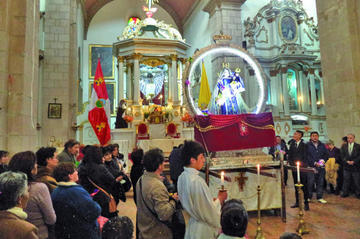La imagen delante del patrono de la ciudad de Potosí.