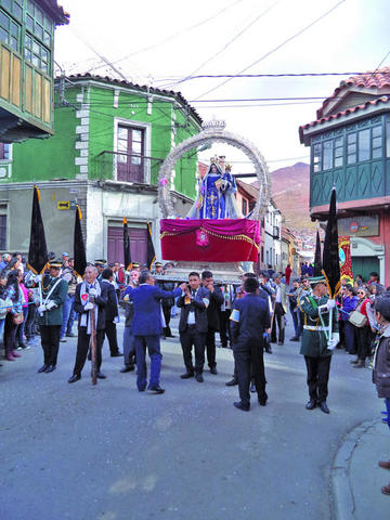 La solemne procesión por el centro histórico.