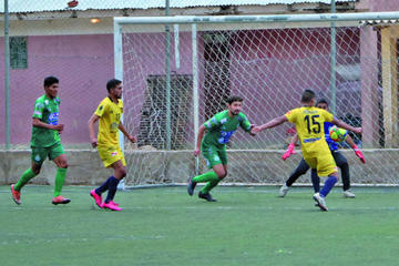 El jugador Gusbert Flores se pierde el gol para Rosario Central.
