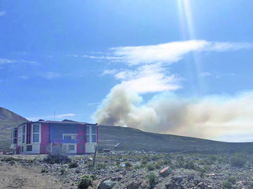Tramitan helicóptero para apagar incendio en volcán