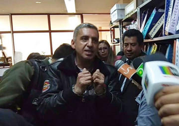 Está acusado de violencia intrafamiliar por la exfuncionaria judicial.