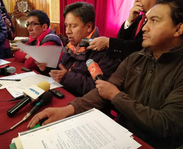El alcalde junto a sus secretario ayer en conferencia de prensa.