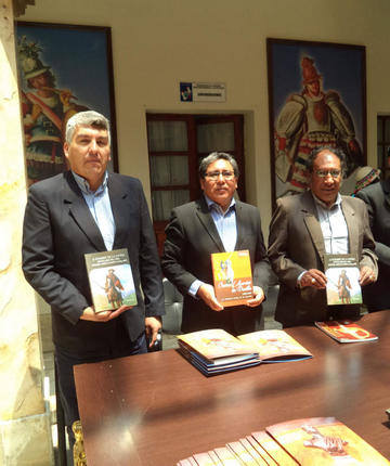 El autor Norberto Torres, el alcalde Germán Espada y el secretario José Luis Barrios.