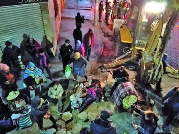 Una alfombra humana impidió ejecutar los trabajos con la maquinaria pesada.