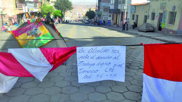 Cívicos marchan contra la intervención policial de ayer a la feria popular