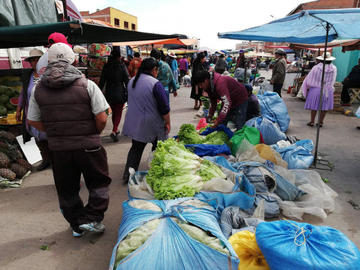 Los comerciantes en la nueva área de venta.